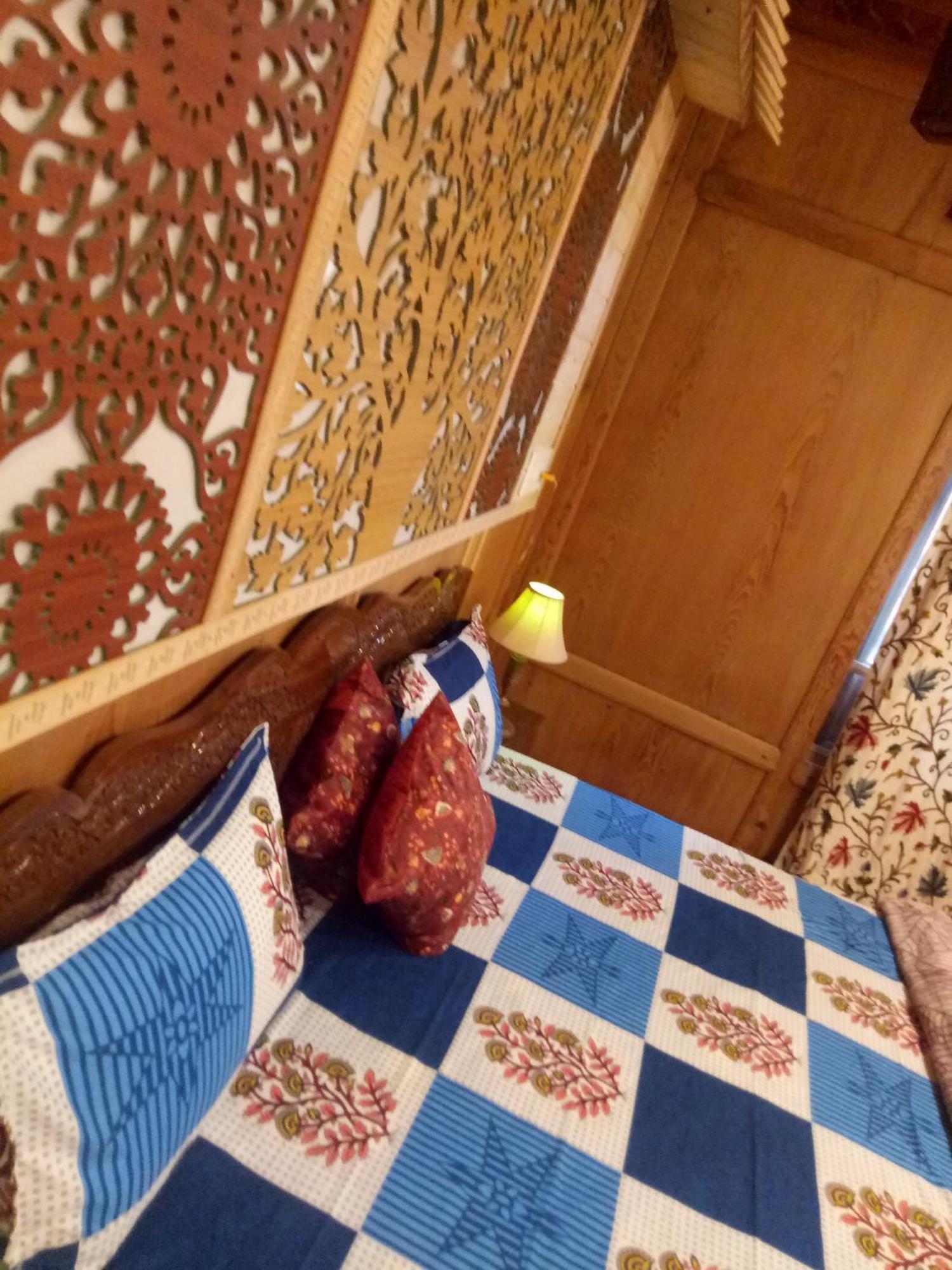 House Boat New Manora Bed and Breakfast Srīnagar Exterior foto