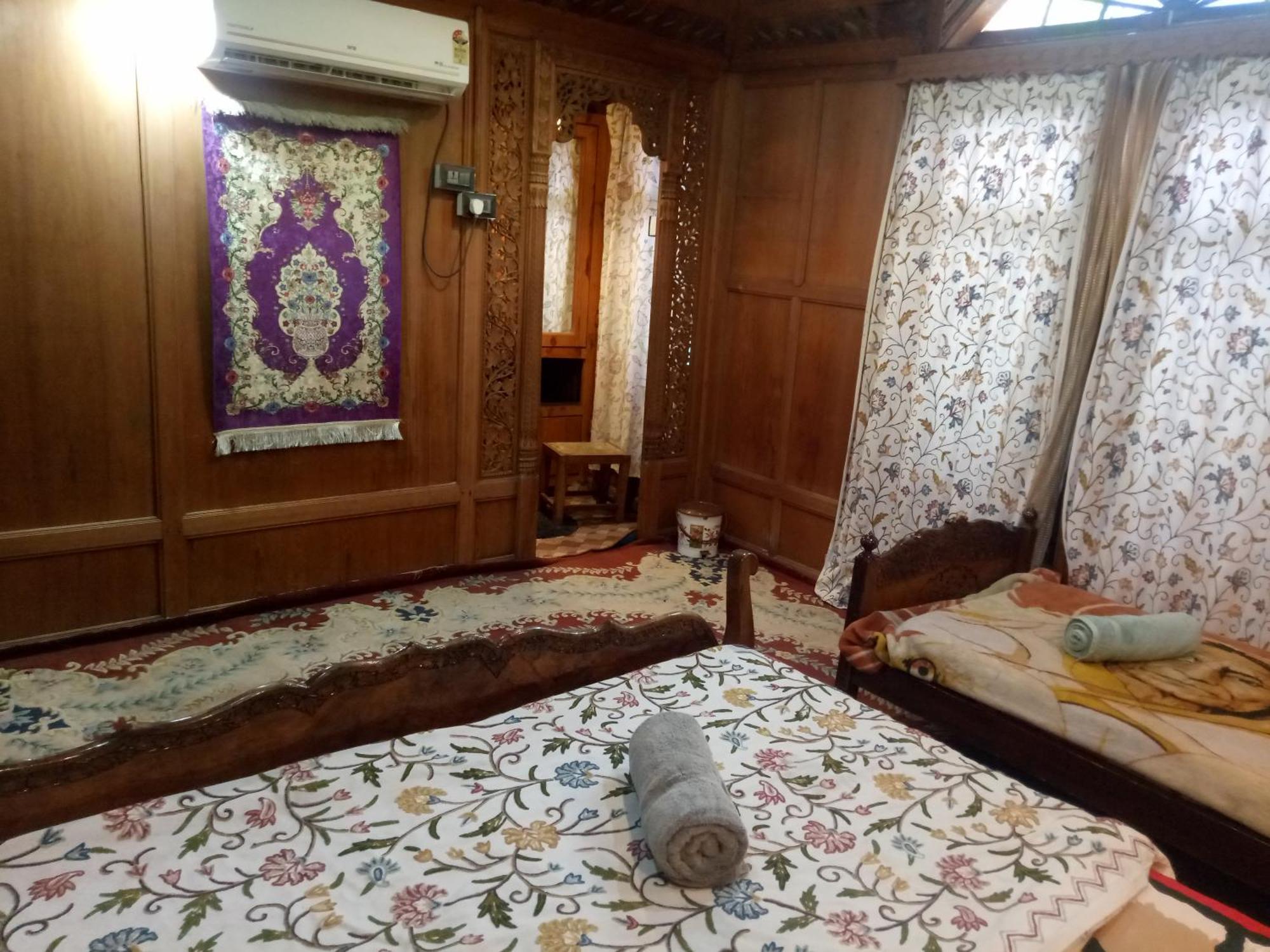 House Boat New Manora Bed and Breakfast Srīnagar Exterior foto
