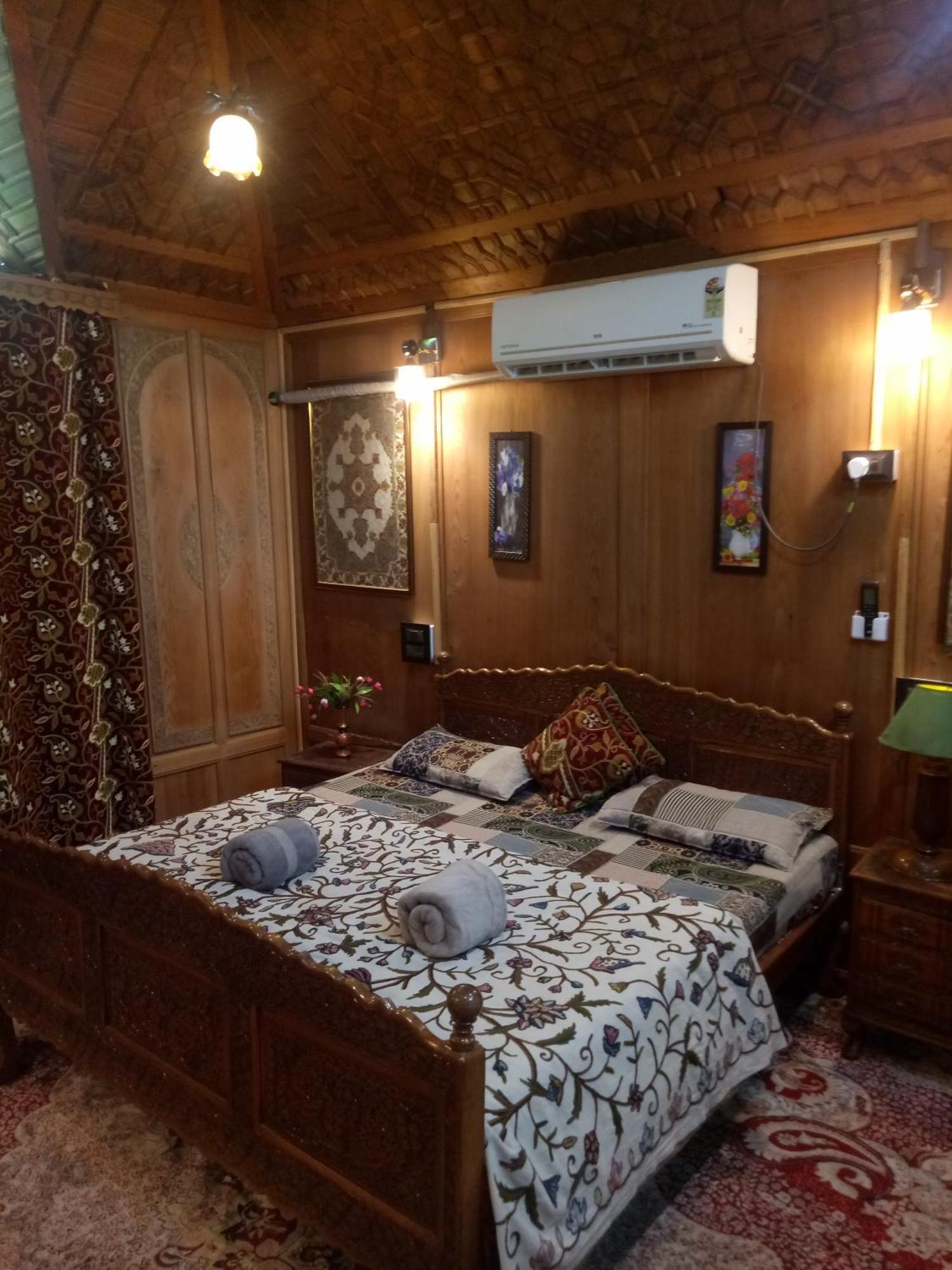 House Boat New Manora Bed and Breakfast Srīnagar Exterior foto